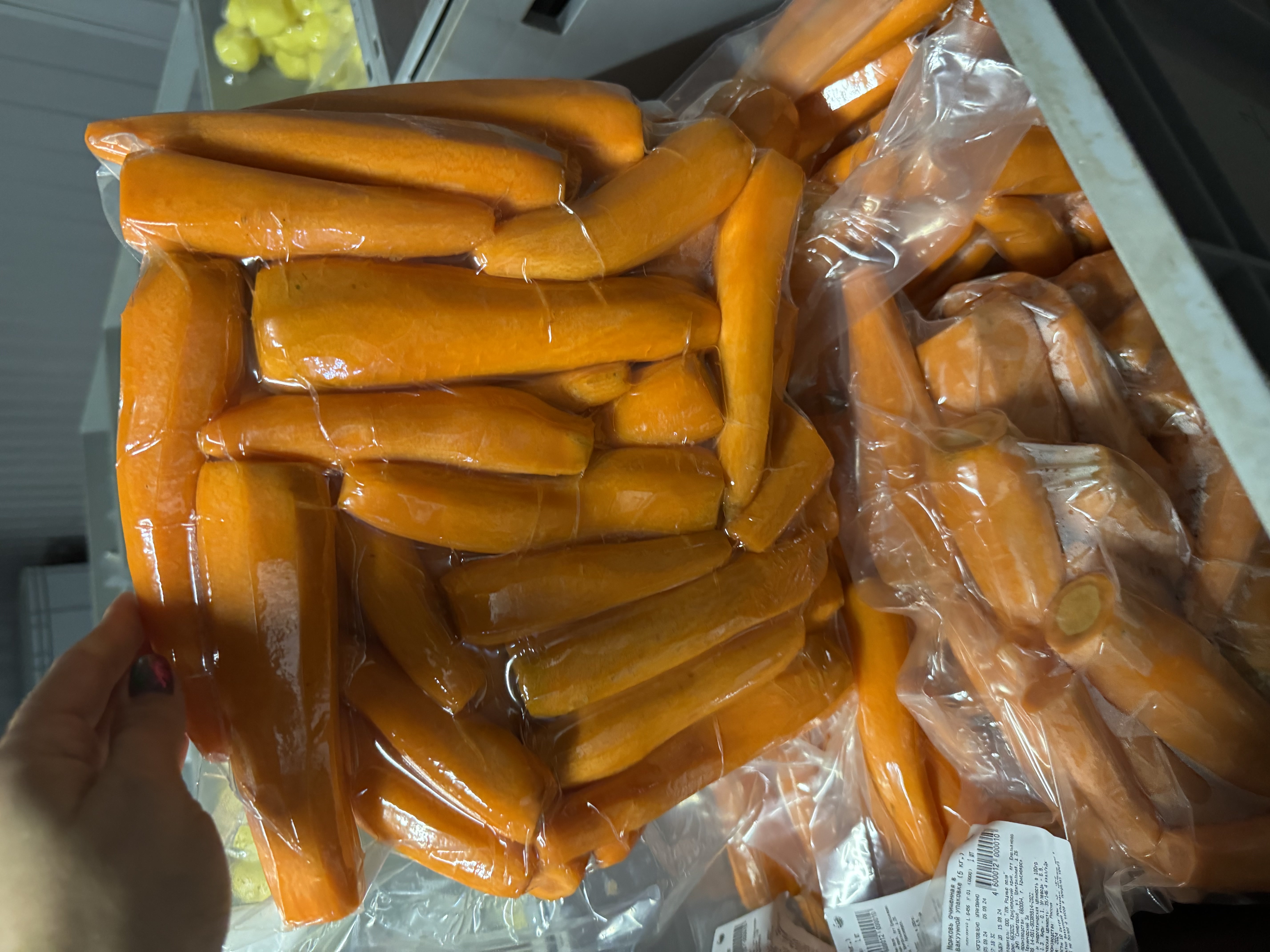 Фото «Родные поля»: morkov ochishchennaya vakuum 5kg ruka