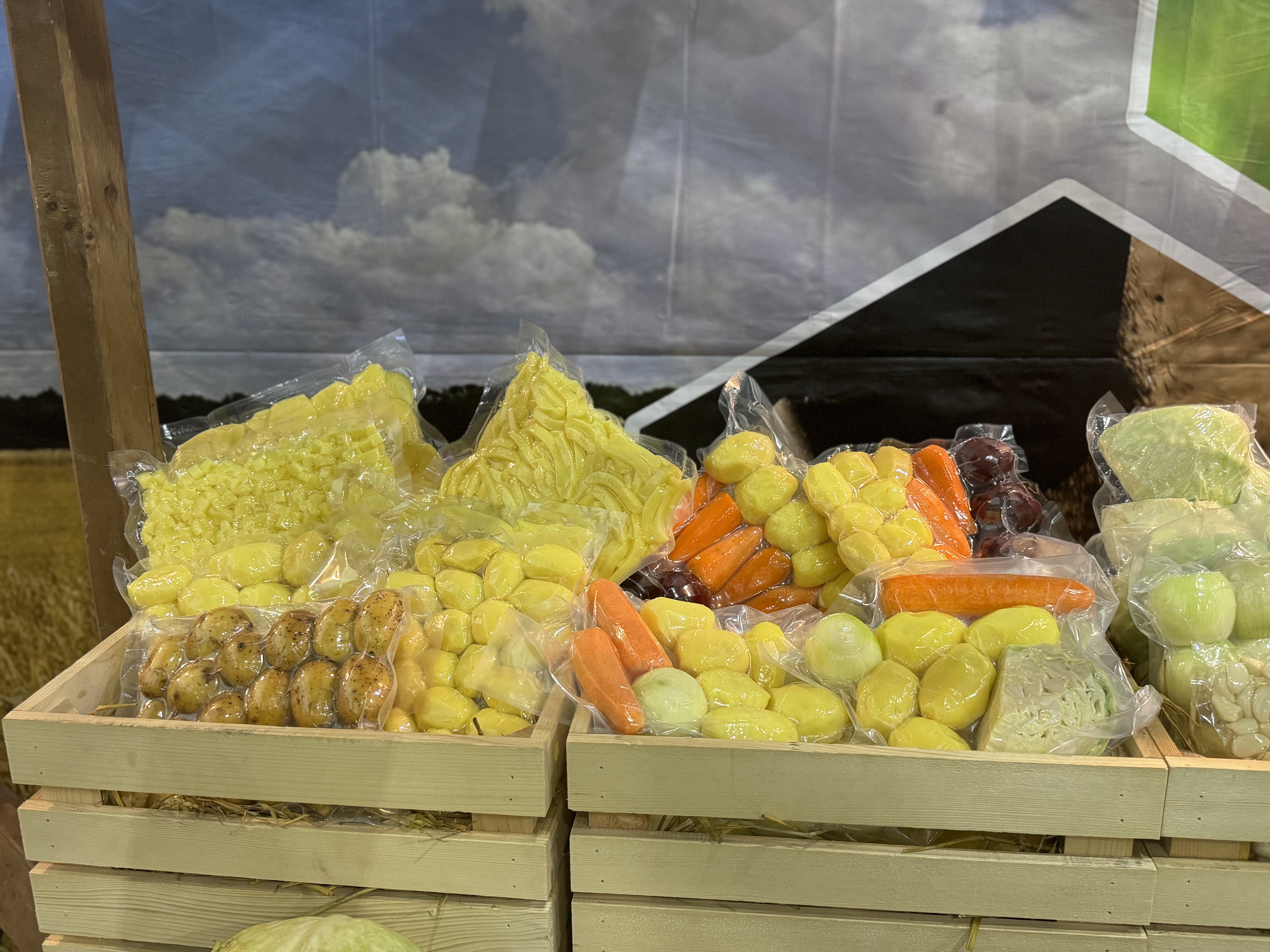 Фото «Родные поля»: vitrina ovoshi vakuum korobki fon nebo